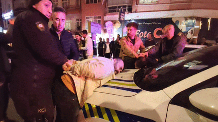 Alkollü sürücü kimlik isteyen şube müdürüne tekme attı Alkollü sürücü kimlik isteyen şube müdürüne tekme attı