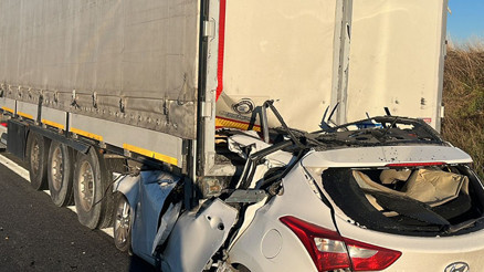 İstanbulda feci kaza Otomobil TIRın altına girdi: 1 ölü