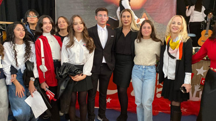 Aydınlıkevler Anadolu Lisesinin Cumhuriyet coşkusu