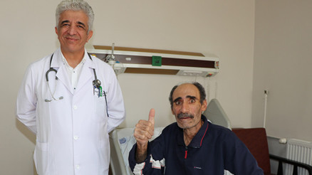 30 yıllık cerrahı şaşırtan vaka Karpuz büyüklüğüne ulaşmıştı, ölüm riskiyle ameliyata alındı... 30 yıllık cerrahı şaşırtan vaka Karpuz büyüklüğüne ulaşmıştı, ölüm riskiyle ameliyata alındı...