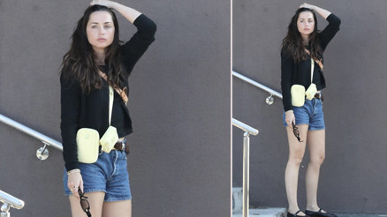 Bir sevgili buldu bir var, bir yok... Bütün hayalleri yıkıldı: Gözyaşlarını güzel evinde bir başına döküyor Bir sevgili buldu bir var, bir yok... Bütün hayalleri yıkıldı: Gözyaşlarını güzel evinde bir başına döküyor