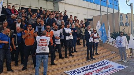Belediyede görevli memurlardan protesto | Haklarımız ödenmiyor Belediyede görevli memurlardan protesto | Haklarımız ödenmiyor