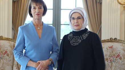 Emine Erdoğan, Almanya Başbakanı Merzin eşiyle Millet Kütüphanesini ziyaret etti