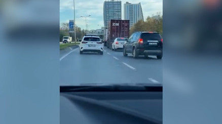 İstanbul trafiğinde gergin dakikalar... Tartıştığı kişinin aracını yumrukladı