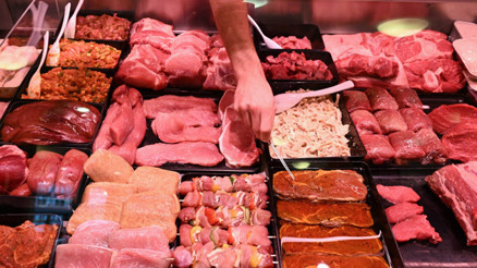 Alkollü genç, düştüğü kasapta sosisleri yedi Alkollü genç, düştüğü kasapta sosisleri yedi