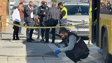 Arnavutköyde İETT otobüsünde bıçaklı saldırı: 1 ölü, 2 yaralı Arnavutköyde İETT otobüsünde bıçaklı saldırı: 1 ölü, 2 yaralı