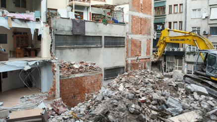 Zeytinburnunda bir binadaki yıkım nedeniyle bitişikteki apartmanda hasar oluştu