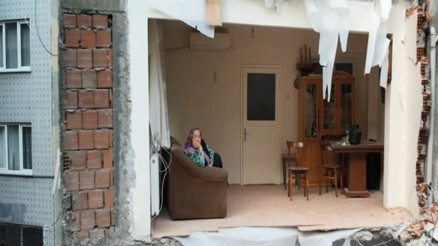 Zeytinburnunda 4 katlı bina yıkıldı; bitişteki apartman duvarsız kaldı