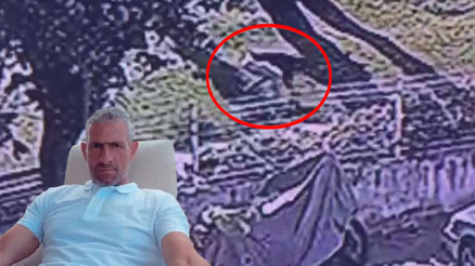 Antalyada kan donduran olay Yolda yürüyen kişiyi bıçaklayarak öldürdü.... Elindeki kanı çimlere sildi Antalyada kan donduran olay Yolda yürüyen kişiyi bıçaklayarak öldürdü.... Elindeki kanı çimlere sildi