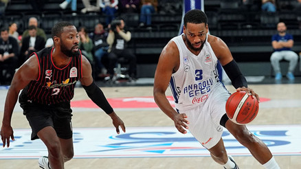Anadolu Efes, Manisayı farklı yendi: 6da 6