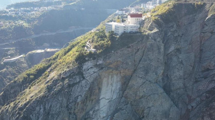 Artvinde kaya kopması paniğe neden oldu: İki lise tahliye edildi Artvinde kaya kopması paniğe neden oldu: İki lise tahliye edildi