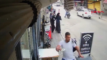 Markete giren otomobilin altında kalmaktan son anda kurtulan yaya: Verilmiş sadakamız varmış Markete giren otomobilin altında kalmaktan son anda kurtulan yaya: Verilmiş sadakamız varmış