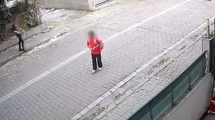 Avcılarda servis bekleyen 10 yaşındaki çocuğu takip edip yanına çağırdı Annesi gelince kaçtı Avcılarda servis bekleyen 10 yaşındaki çocuğu takip edip yanına çağırdı Annesi gelince kaçtı