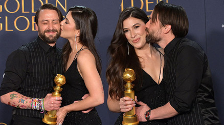 Eşine sahneden seslenip söz almıştı… Ünlü çift üçüncü çocuklarına kavuştu… Şimdi sırada dört numara var Eşine sahneden seslenip söz almıştı… Ünlü çift üçüncü çocuklarına kavuştu… Şimdi sırada dört numara var