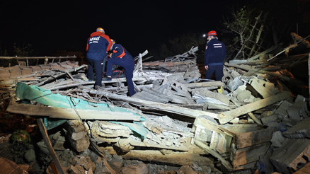 İki katlı metruk bina çöktü