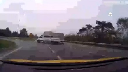 Taksinin önündeki kamyonete çarpmaktan son anda kurtulması kamerada