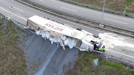Arnavutköy’de feci kaza TIR devrildi... Sürücü ağır yaralı