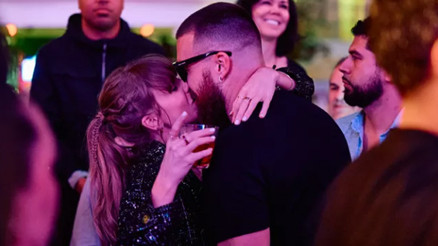 Birbirlerine bakarken dünyaya unutuyorlar... Milyarder aşıkların ev hayatı şaşırttı Birbirlerine bakarken dünyaya unutuyorlar... Milyarder aşıkların ev hayatı şaşırttı