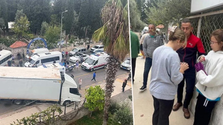 Fethiyede midibüs ile kamyon çarpıştı 22si öğrenci, 23 yaralı