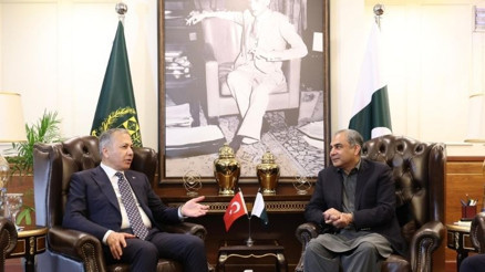 İçişleri Bakanı Yerlikaya, Pakistanlı mevkidaşı Nakvi ile görüştü