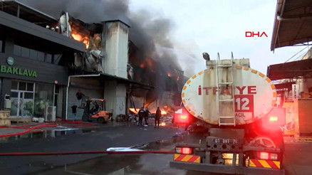 Adanada 3 katlı hırdavat dükkanında yangın