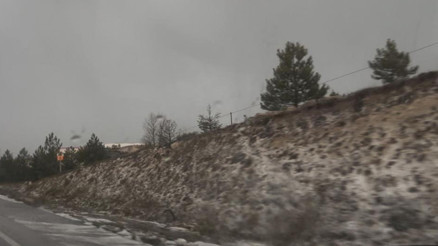 Dolu yağışı bastırdı her yer beyaza büründü Yollar kar gibi dolu kaplandı