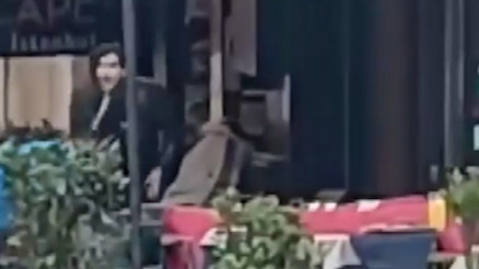 İstiklal Caddesi’nde esnaf arasında silahlı kavga kamerada