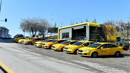 Aksaray’da akıl almaz olay: Avukat kadını anne ve babası taksi durağına kilitledi Aksaray’da akıl almaz olay: Avukat kadını anne ve babası taksi durağına kilitledi