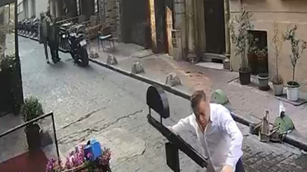 İstiklal Caddesi’nde silahlı saldırı güvenlik kamerasında; sokaktakilere kurşun yağdırdı İstiklal Caddesi’nde silahlı saldırı güvenlik kamerasında; sokaktakilere kurşun yağdırdı
