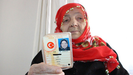 Yaşını öğrenen maşallah diyor Meryem nine yeni kimliğine kavuştu