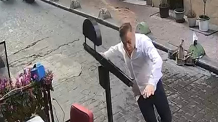 Otel çalışanını darbettiler, kurşunların hedefi oldular Saldırı anı kamerada Otel çalışanını darbettiler, kurşunların hedefi oldular Saldırı anı kamerada