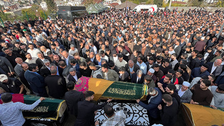 Kocaeli faciasında 6 kişi toprağa verildi | Cenazede yürek yakan detay: Tabutların üzerine örttüler