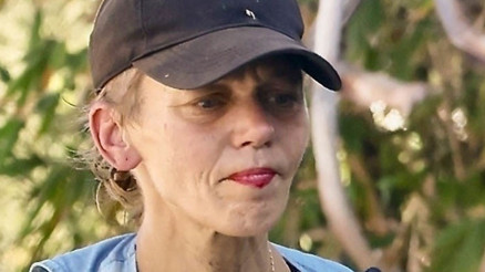 Tam yıldız olmuştu kendini sokakta buldu... Gözünde canlandı koskoca mazi... Çöpten bulduğu rujla süslendi