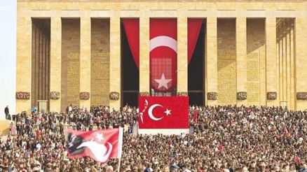 Anıtkabirde ziyaretçi akını