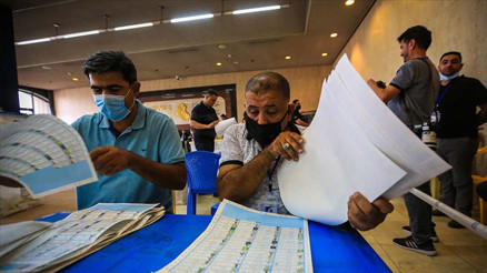 Irak, yeni hükümeti belirlemek için sandık başında: Oy verme işlemi başladı
