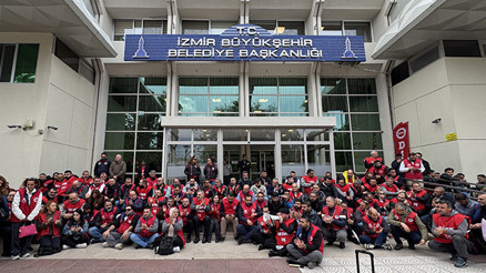 Sosyal haklarını alamayan İzmir Büyükşehir Belediyesi işçileri oturma eylemi başlattı