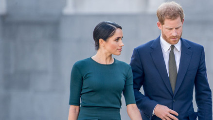 Karısına uyup ailesini ve ülkesini terk etti... Artık kalbinin sesini susturamaz oldu... Pişmanlık ve özlem içini yakıyor