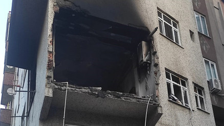 Kağıthanede 6 katlı binadaki patlamanın izleri havanın aydınlanmasıyla ortaya çıktı