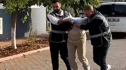 Adanada ortağını darbetti, havaya ateş açıp kaçarken kazara kendini vurdu