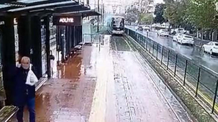 Seyir halindeki tramvaya yıldırım düştü