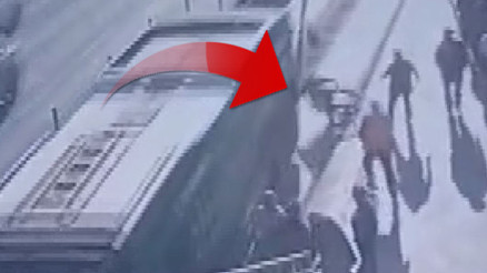 Metrobüs istasyonunda feci olay Engelli vatandaş hayatını kaybetti: O anlar kamerada