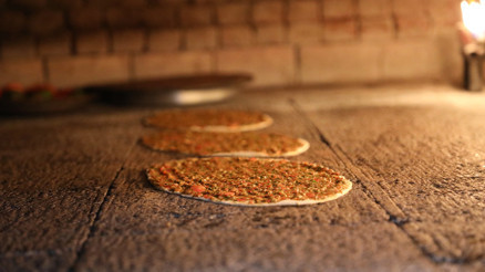 Antep lahmacunu tescilli tarifiyle pişirildi
