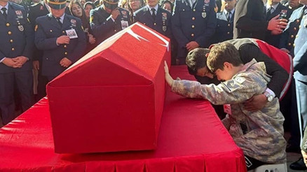 Şehit Astsubay Başçavuş Aykut’u, eşi ve oğlu parkasını giyerek son yolculuğuna uğurladı Şehit Astsubay Başçavuş Aykut’u, eşi ve oğlu parkasını giyerek son yolculuğuna uğurladı