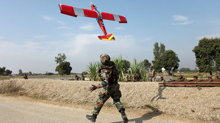 Hindistanda eğitim uçağı düştü