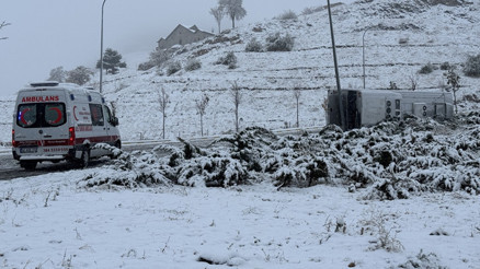 Nevşehirde işçi servisi devrildi: 14 yaralı