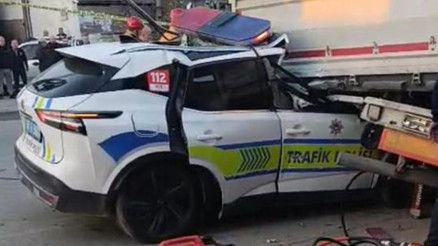 Manisada feci kaza Trafik polisi aracı TIRa çarptı: 1 polis şehit oldu, 1 polis ağır yaralandı