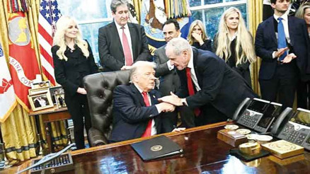 Trump’ı fethetmenin yolu hediye ve övgüden geçiyor Trump’ı fethetmenin yolu hediye ve övgüden geçiyor