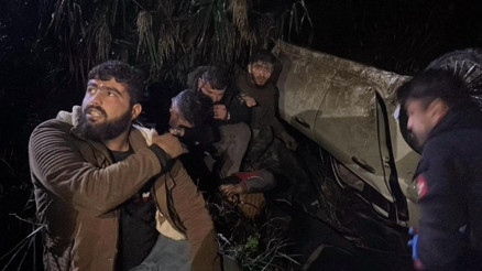 Polisten kaçarken kazaya yaptılar Otomobilde 9 kaçak göçmen yakalandı