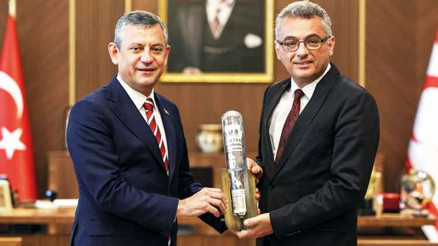 Özel’den Erhürman’a ‘zaman kapsülü’ hediyesi