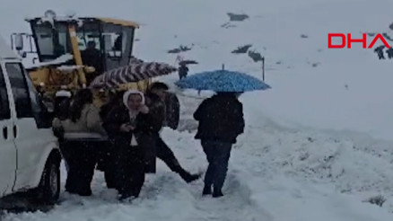 Hakkaride kar ve tipiye yakalanan 2 minibüsteki 20 kişi kurtarıldı